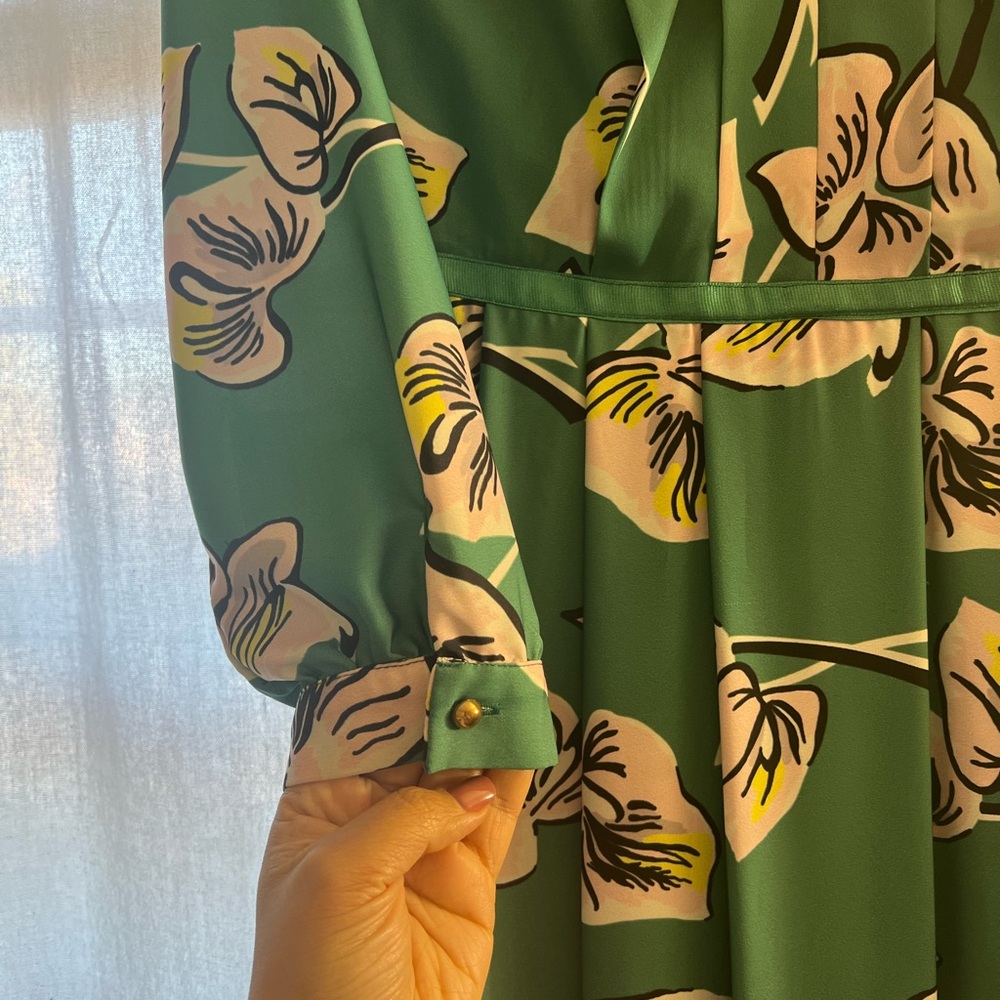 Green Long Sleeve V-Neck Waist Maxi Dress NWT
made in Turkey